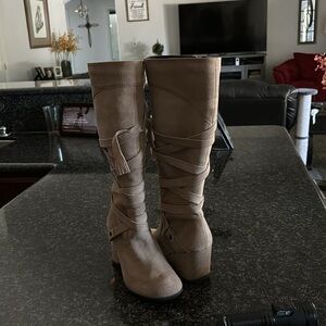 New. Matisse suede wedged boot
